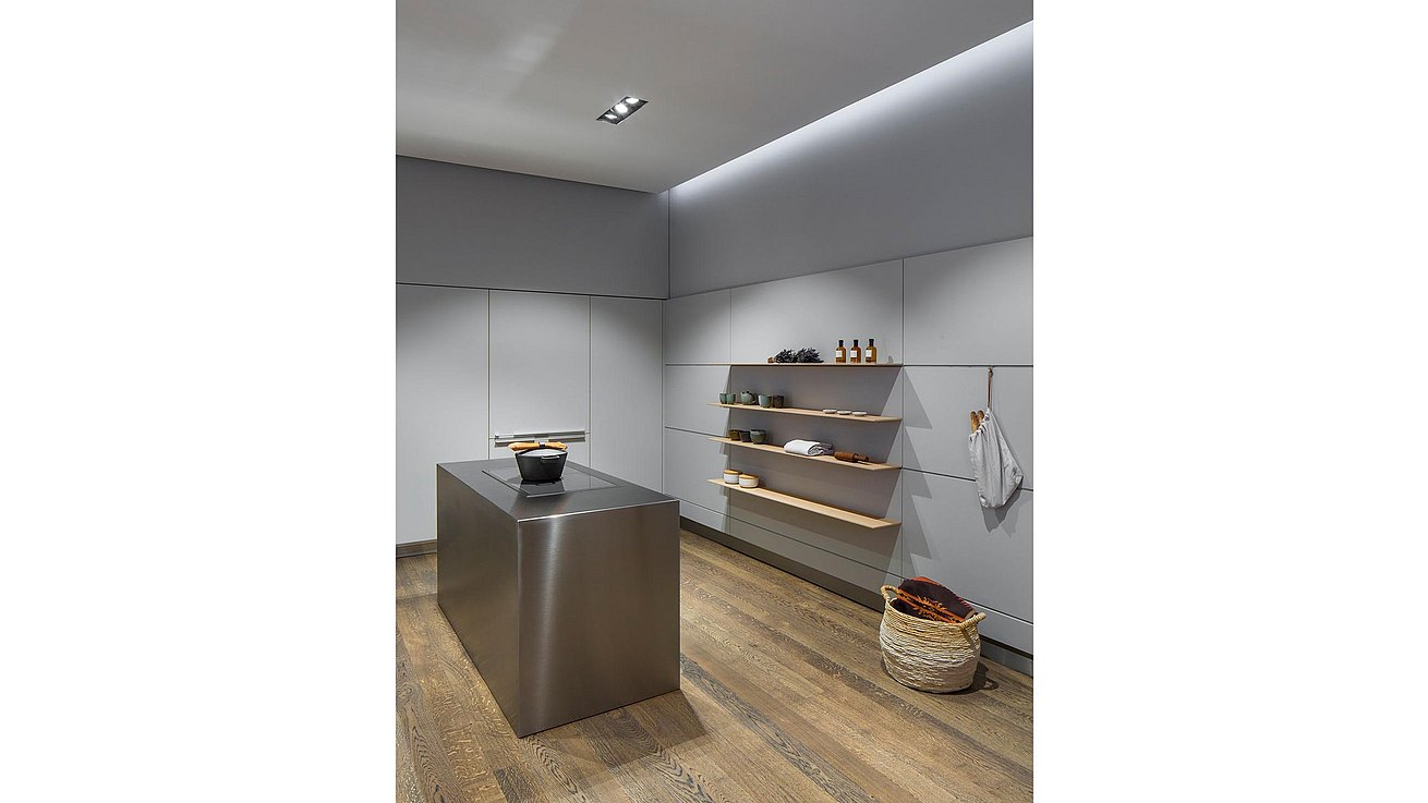 Monobloc in stainless steel in front of delicately thin oak shelves floating in bulthaup wall panels.